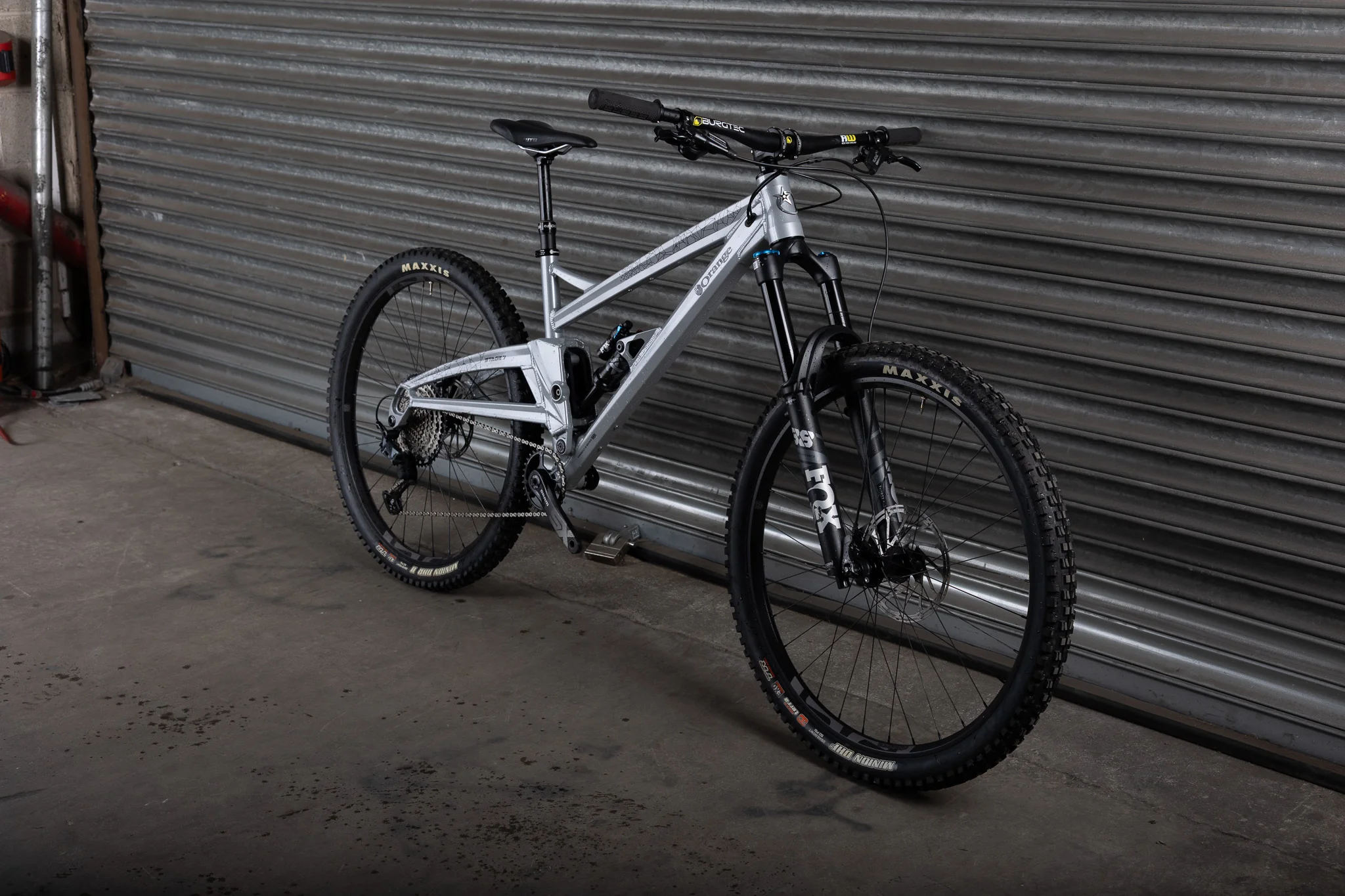 Ex-Demo 2025 Stage 7 Pro, Large, Silver Shadow - Image 2